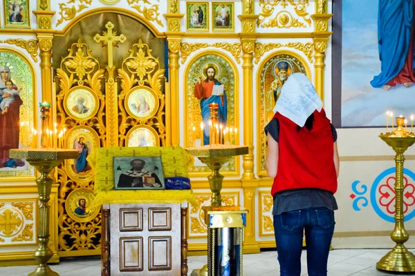 Una mujer orante en una iglesia cristiana ortodoxa en el pueblo de Holy Hand, Territorio de Krasnodar . —  Fotos de Stock