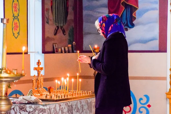 Een biddende vrouw in een orthodoxe christelijke kerk in het dorp van Heilige Hand, Krasnodar grondgebied. — Stockfoto