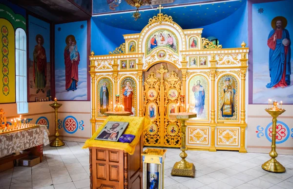 Orthodoxe kerk van binnenuit. Brandende kaarsen van de wax voor iconen en fresco's. Christelijke godsdienst. — Stockfoto