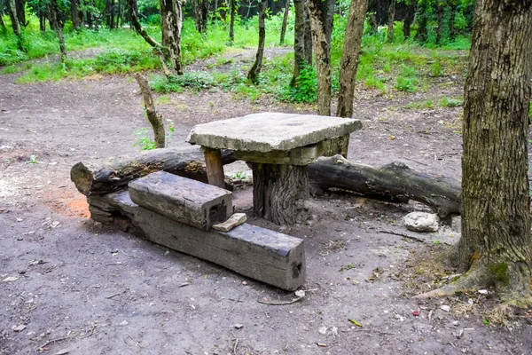 自家製テーブルと森の中のベンチ — ストック写真