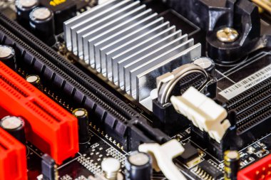 Elektrik bileşenleri olan elektronik bir tahta. Bilgisayar donanımının elektroniği