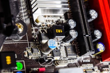Elektrik bileşenleri olan elektronik bir tahta. Bilgisayar donanımının elektroniği