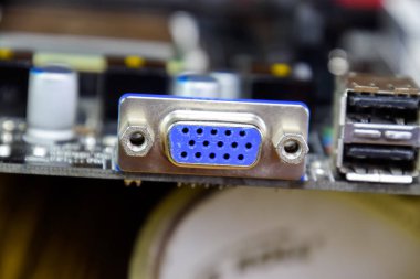 Elektrik bileşenleri olan elektronik bir tahta. Bilgisayar donanımının elektroniği