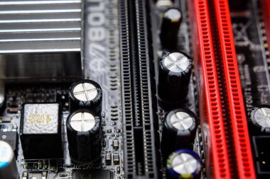 Elektrik bileşenleri olan elektronik bir tahta. Bilgisayar donanımının elektroniği