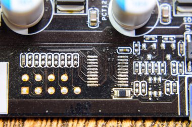 Elektrik bileşenleri olan elektronik bir tahta. Bilgisayar donanımının elektroniği