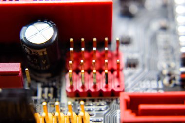 Elektrik bileşenleri olan elektronik bir tahta. Bilgisayar donanımının elektroniği