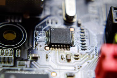 Elektrik bileşenleri olan elektronik bir tahta. Bilgisayar donanımının elektroniği