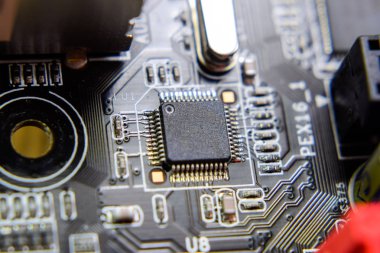 Elektrik bileşenleri olan elektronik bir tahta. Bilgisayar donanımının elektroniği