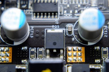 Elektrik bileşenleri olan elektronik bir tahta. Bilgisayar donanımının elektroniği