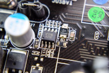 Elektrik bileşenleri olan elektronik bir tahta. Bilgisayar donanımının elektroniği