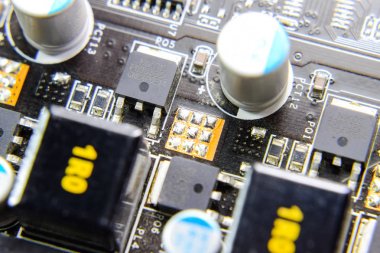 Elektrik bileşenleri olan elektronik bir tahta. Bilgisayar donanımının elektroniği