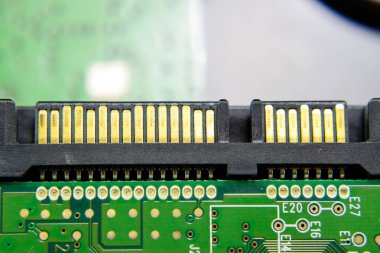 SATA sabit disk konektörü elektronik pano elektrik bileşenleri ile. Bilgisayar donanımları, elektronik