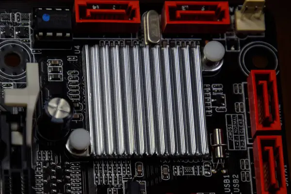 Elektrik bileşenleri olan elektronik bir tahta. Bilgisayar donanımının elektroniği — Stok fotoğraf