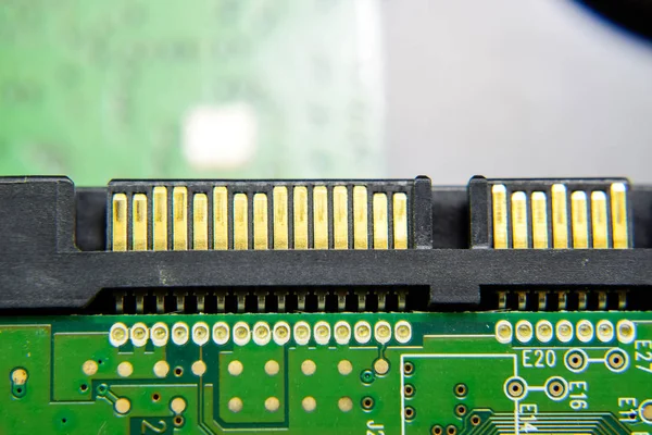 SATA sabit disk konektörü elektronik pano elektrik bileşenleri ile. Bilgisayar donanımları, elektronik — Stok fotoğraf
