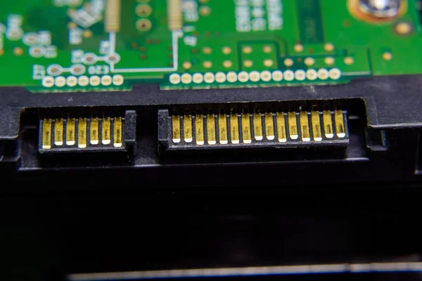Sata conector de disco duro Tablero electrónico con componentes eléctricos. Electrónica de equipos informáticos —  Fotos de Stock