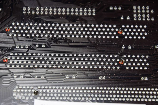 Οπίσθια όψη της microboard του. Επαφές κολλήσεις. Συγκολλημένα τμήματα. Ηλεκτρονικός πίνακας με ηλεκτρικά στοιχεία. Ηλεκτρονικά είδη εξοπλισμού πληροφορικής — Φωτογραφία Αρχείου