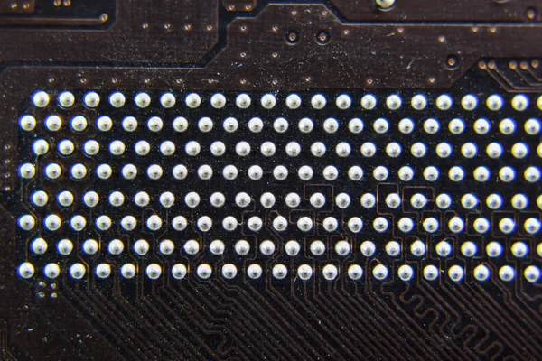 De keerzijde van de microboard. Contacten solderen. Gesoldeerd delen. Elektronisch bord met elektrische componenten. Elektronica van computerapparatuur — Stockfoto