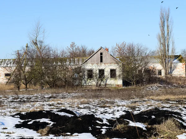 Casa abandonada. La vieja estructura del jardín de infantes. Invierno —  Fotos de Stock