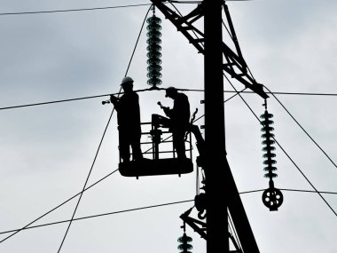 Derleme ve kurulum bir güç hattı yeni destek