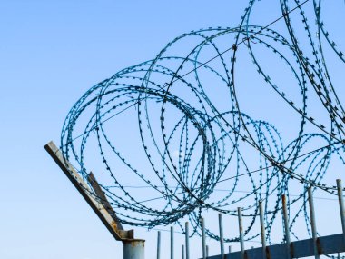 Çitteki dikenli teller. Koruma eskrimi özel olarak korunuyor