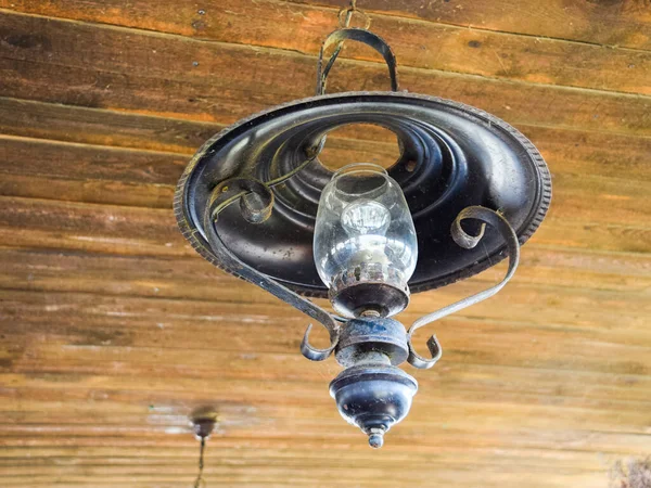 Deckenlampe an der Holzdecke — Stockfoto