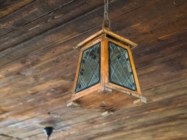 Lámpara de techo en el techo de madera — Foto de Stock
