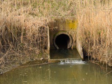 Sulama sistemi pirinç tarlaları kanallar arasında ağ geçidi