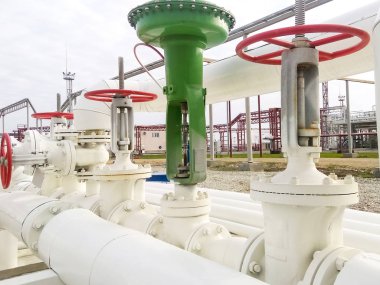 Boru hattı üzerinde yeşil pnömatik klape