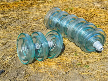 Cam izolatörler yüksek gerilim İzolatörleri. Hig montajı