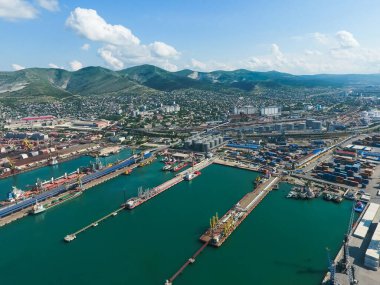 Endüstriyel Limanı üstten görünüm. Liman Vinçleri ve kargo gemileri ve ba