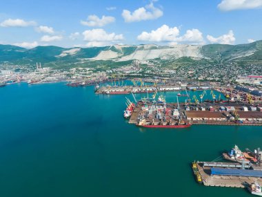 Endüstriyel Limanı üstten görünüm. Liman Vinçleri ve kargo gemileri ve ba