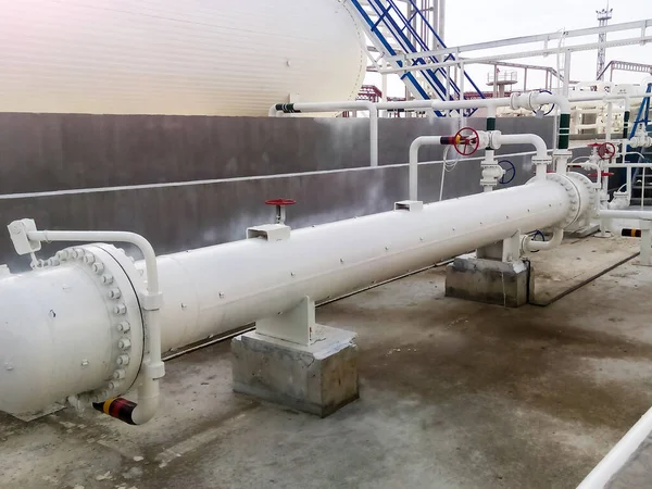 Heat exchanger in a refinery — Stock Photo, Image