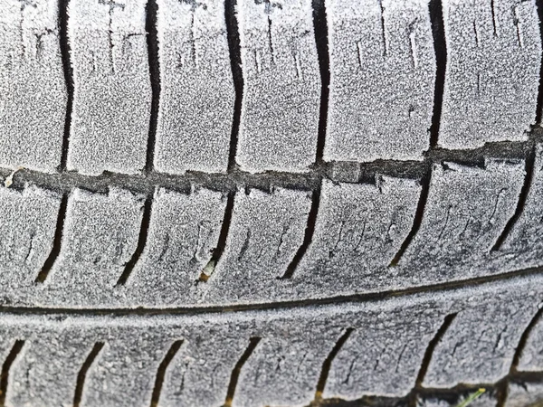 Hoarfrost em uma roda de pneus de borracha — Fotografia de Stock
