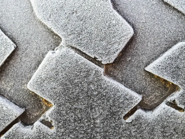 Hoarfrost em uma roda de pneus de borracha — Fotografia de Stock