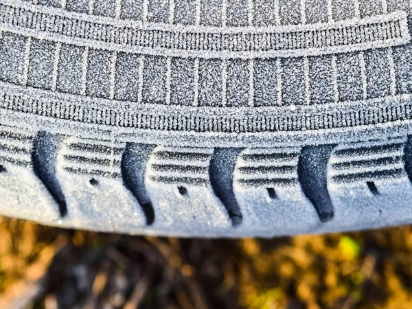 Hoarfrost en una rueda de goma —  Fotos de Stock