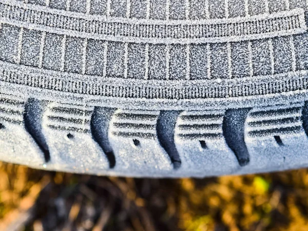 Hoarfrost em uma roda de pneus de borracha — Fotografia de Stock