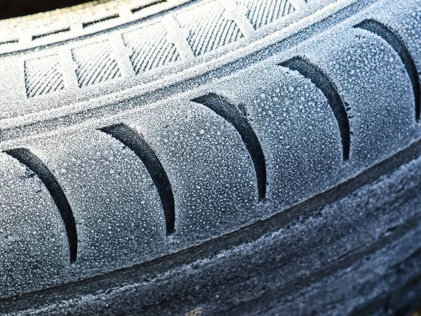 Hoarfrost en una rueda de goma — Foto de Stock