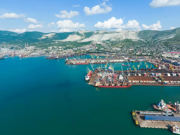 Puerto marítimo industrial, vista superior. Grúas portuarias y buques de carga y ba — Foto de Stock