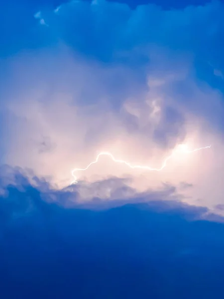 Relâmpagos nas nuvens de tempestade. Peals de um trovão e o espumante — Fotografia de Stock