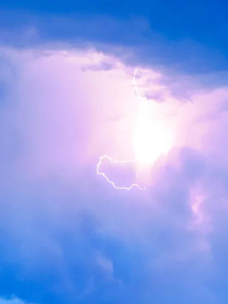 Rayos en las nubes de tormenta. Peals of a thunder and the sparkling —  Fotos de Stock