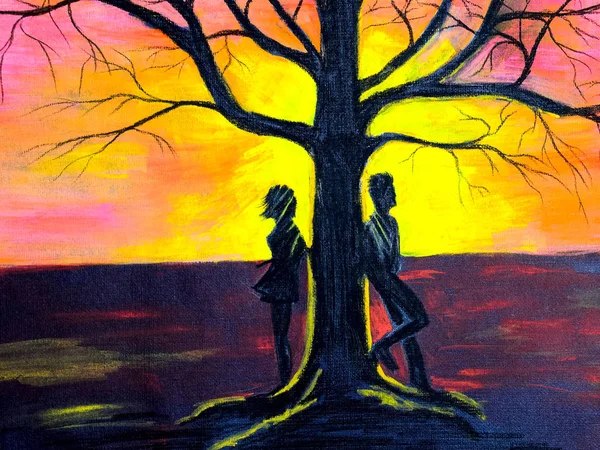 Couple amoureux près d'un arbre au coucher du soleil . — Photo