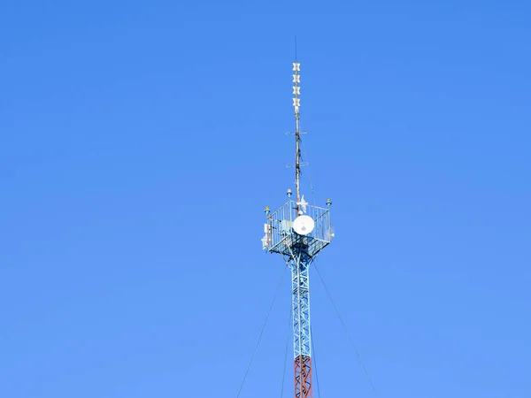 Relé torre mástil Señales de Internet y señales telefónicas —  Fotos de Stock