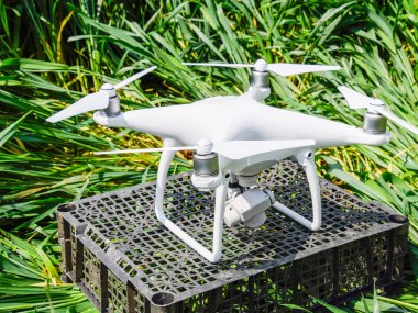 Plastik bir kutu çimlerin üzerinde quadrocopters