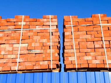 Kırmızı tuğla küpler halinde yığılmış. Ambar tuğla. Depolama brickwo