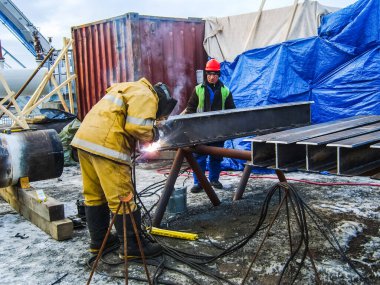İş güvenliği. Kaynak ve demir kurguları taşlama. İsmailoğlu