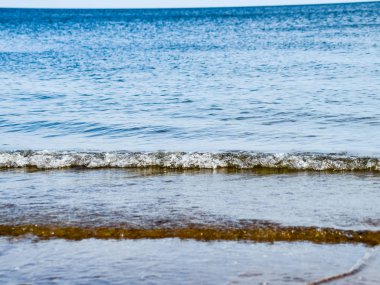 Ufuk çizgisinde. Deniz ve gökyüzü. Dalgalar ve parıltılar