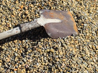 Ezilmiş taş üzerinde kürek