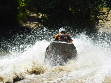 Atv adam bir akım geçer