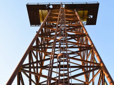 Eski paslı su kulesi eğik