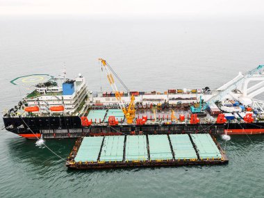 Boru döşeme mavnası